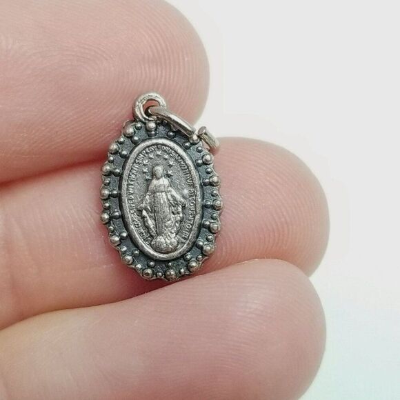 Vintage Religious Pendant Charm Medallion, Small Oval Silver Tone Saint, Estate - Picture 3 of 9